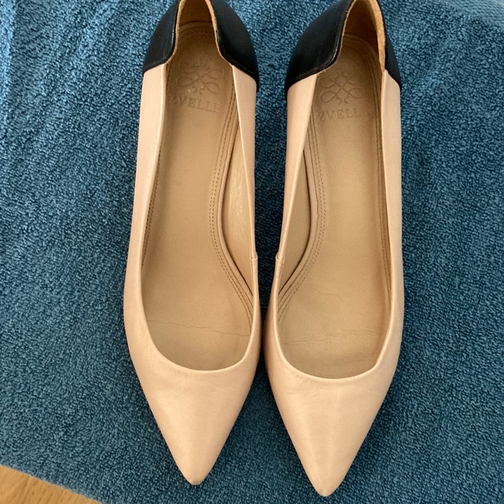 Zvelle pumps in excellent condition size 8 tan and black original price $400
